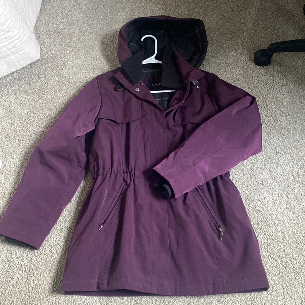 Nautica fitted women’s winter coat with detachable hood.